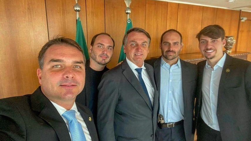 O ex-presidente Jair Bolsonaro com os filhos Flávio, Carlos, Eduardo e Renan (Foto: Reprodução do no Twitter @BolsonaroSP)