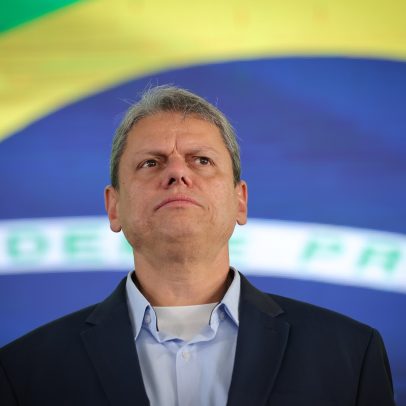 Tarcísio enfrenta críticas da esquerda e bolsonaristas após aumento de tarifas