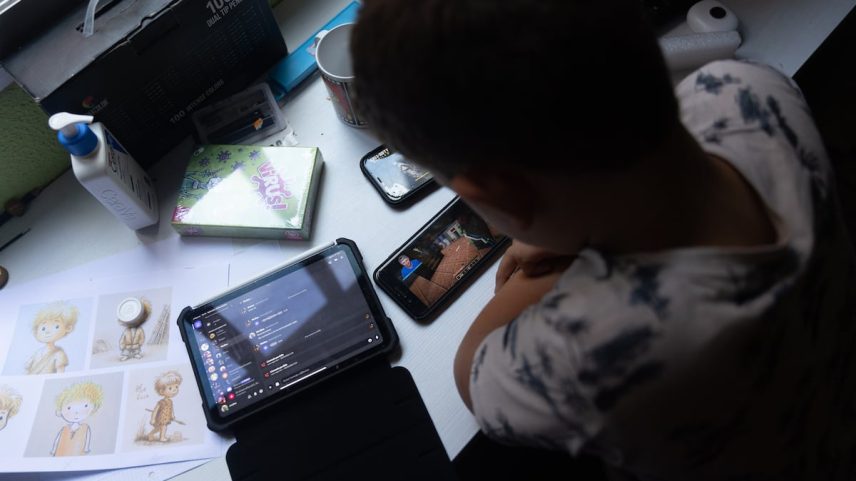 Um adolescente usa o telefone móvel e uma tablet, em uma imagem de arquivo. (Foto: Eduardo Parra/Europa Press)