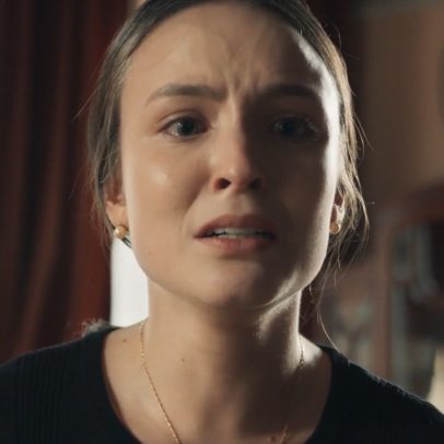 Estela enfrenta mistério após ligação enigmática em 'Êta Mundo Melhor'