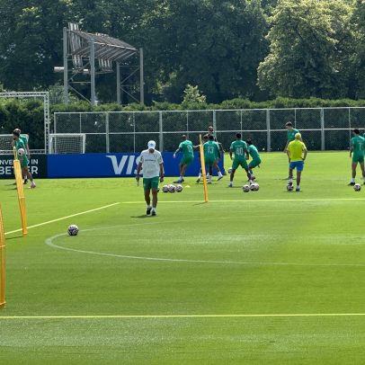 Paulinho e Piquerez são desfalques em treino antes do confronto com o Chelsea