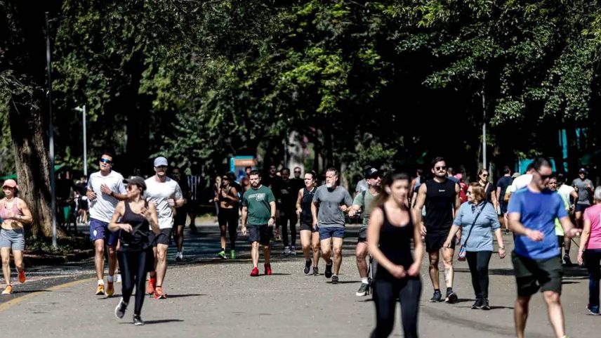 Paulistanos aproveitam o calor em São Paulo no Parque do Ibirapuera. (Foto: Paulo Pinto/Agência Brasil)