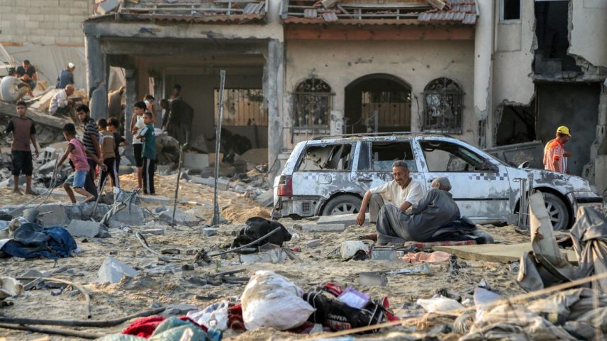 Pessoas em rua de Khan Yunis, no sul da Faixa de Gaza, após bombardeio israelense (Foto: AFP)