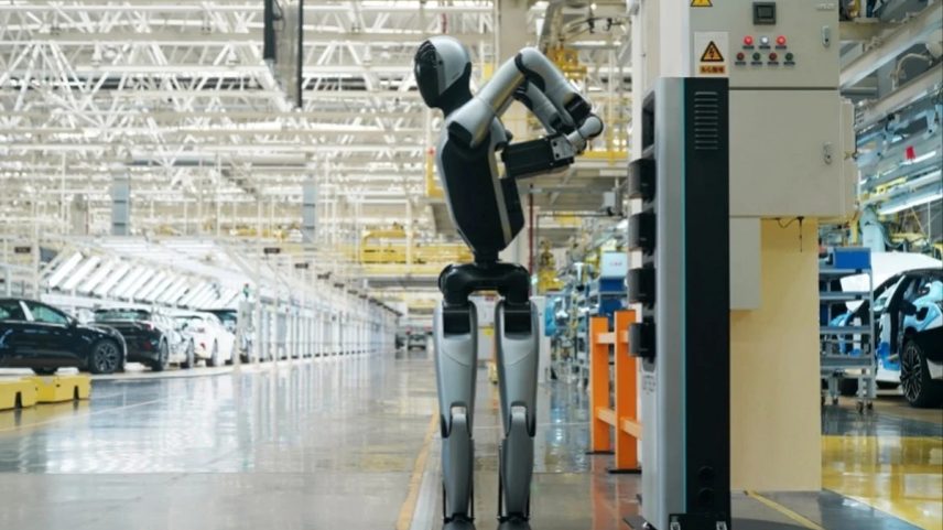Em novo vídeo, robô humanoide aparece retirando sua bateria descarregada e substituindo por uma bateria cheia. Assista (Foto: Reprodução/YouTube/UBTech Robotics)