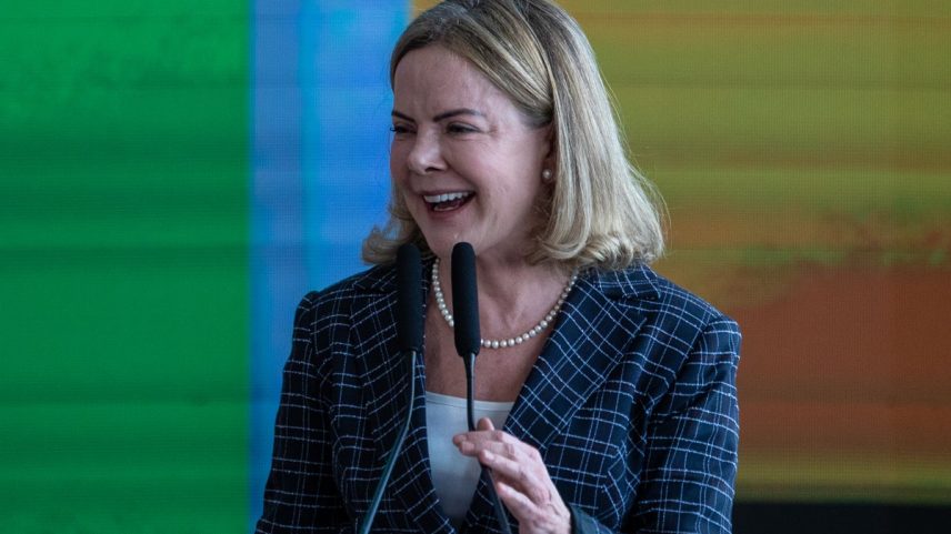 O presidente da República, Luiz Inácio Lula da Silva, dá posse ao novo ministro da Saúde, Alexandre Padilha, e à nova ministra da Secretaria de Relações Institucionais da Presidência da República, Gleisi Hoffmann, no Palácio do Planalto. (Foto: Brenno Carvalho / Agência O Globo)