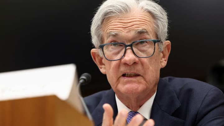 O presidente do Federal Reserve dos EUA, Jerome Powell, testemunha em uma audiência do Comitê de Serviços Financeiros da Câmara sobre "O Relatório Semestral de Política Monetária ao Congresso", no Capitólio em Washington, D.C., EUA, 24 de junho de 2025. (Foto: Kevin Lamarque | Reuters)