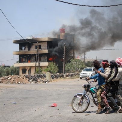 Síria envia tropas ao sul acreditando ter apoio dos EUA e Israel; confrontos persistem