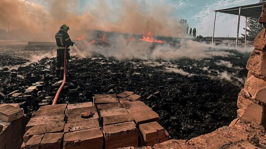 Bombeiro ucraniano apaga incêndio após um ataque russo com drone na região de Kiev, em meio à invasão russa da Ucrânia: a Rússia bombardeou a Ucrânia com seu maior ataque de mísseis e drones em mais de três anos de guerra (Foto: Serviço de Emergência da Ucrânia/AFP)