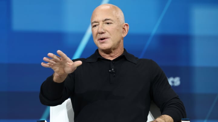 Jeff Bezos, fundador e presidente executivo da Amazon, sobe ao palco durante a cúpula anual DealBook do The New York Times, no Jazz at Lincoln Center em Nova York, em 4 de dezembro de 2024. (Foto: Michael M. Santiago | Getty Images)