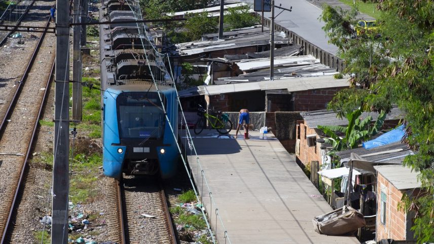 Trem passa rente a construções entre Pilares e Del Castilho, na Zona Norte do Rio (Foto: Domingos Peixoto)