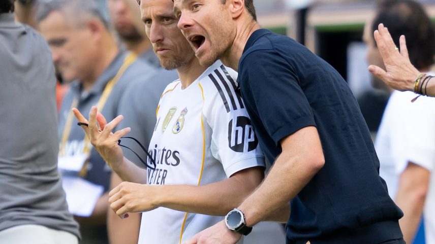 Xabi Alonso dá instruções a Modric antes de que entre no partido contra Al Hilal. (Foto: Sven Hoppe (Dpa/Picture Alliance/Getty Images))