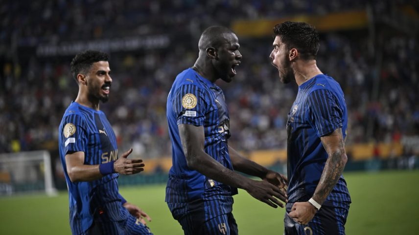 Os jogadores do Al Hilal saudita celebram o último gol contra o Manchester City, este lunes, em Orlando. (Foto: MIGUEL RODRIGUEZ/EFE)