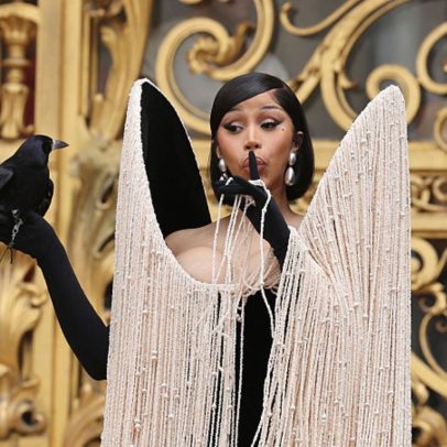 Cardi B gera controvérsia ao aparecer com corvo na coleira em evento público