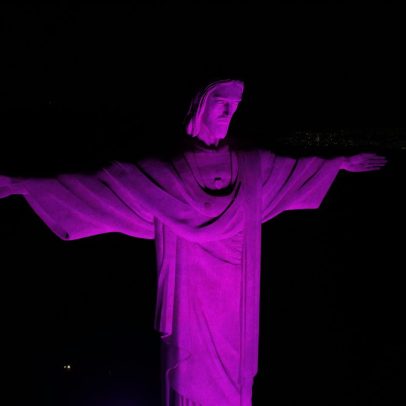 Cristo é iluminado de lilás em homenagem ao combate à violência contra mulheres