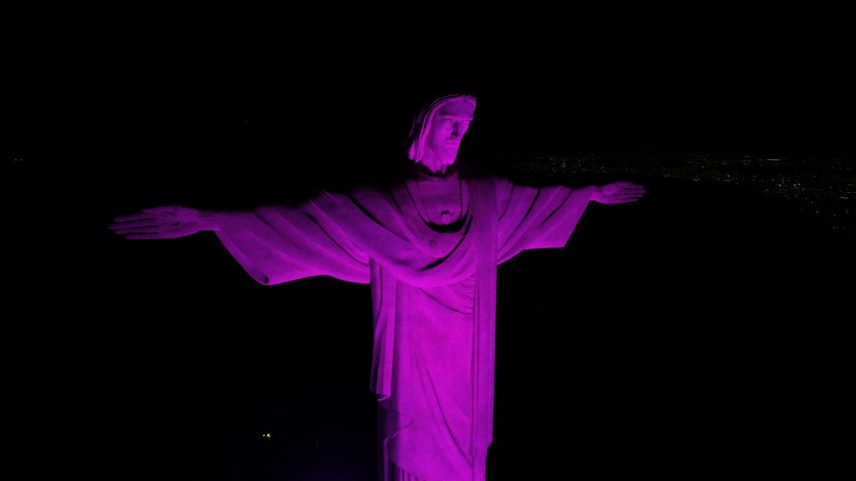 Cristo Redentor com a cor lilás (Foto: Divulgação)