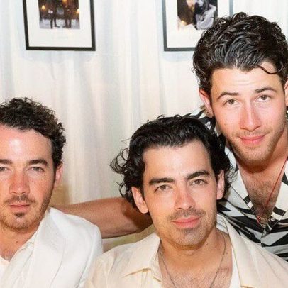 Pai dos Jonas Brothers adquire parte do catálogo musical da banda