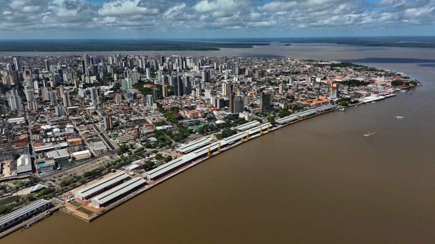 Vista aérea de Belém, que sediará a COP30: acordo prevê embarcações ancoradas em terminal portuário (Foto: Carlos Fabal / AFP)