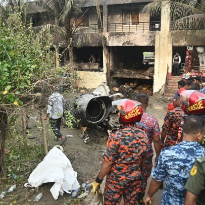 Avião militar colide com escola em Bangladesh e deixa 25 crianças mortas