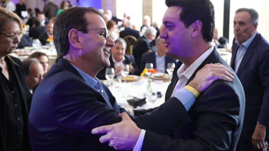 Prefeito do Rio de Janeiro, Eduardo Paes (à dir.), cumprimenta o governador do Paraná, Ratinho Jr., durante almoço na Associação Comercial do RJ (Foto: Divulgação)