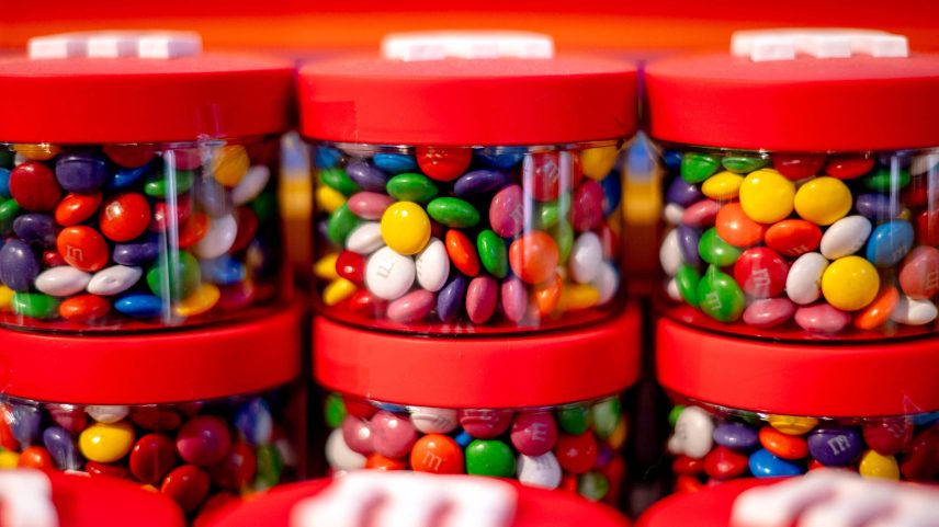 Doces expostos para venda na loja M&M New York na Times Square em Manhattan; secretário de Saúde Robert F. Kennedy Jr. tem usado a pressão social para persuadir fabricantes de alimentos a eliminar corantes sintéticos (Foto: Hilary Swift/The New York Times)
