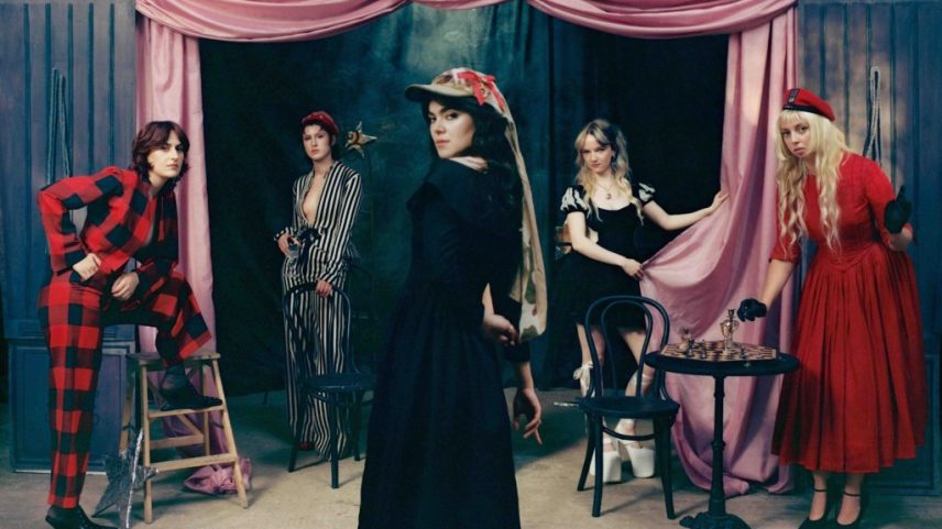 O novo álbum 'From the Pyre' da The Last Dinner Party teve sua data de lançamento e lista de faixas reveladas. (Foto: Reprodução)