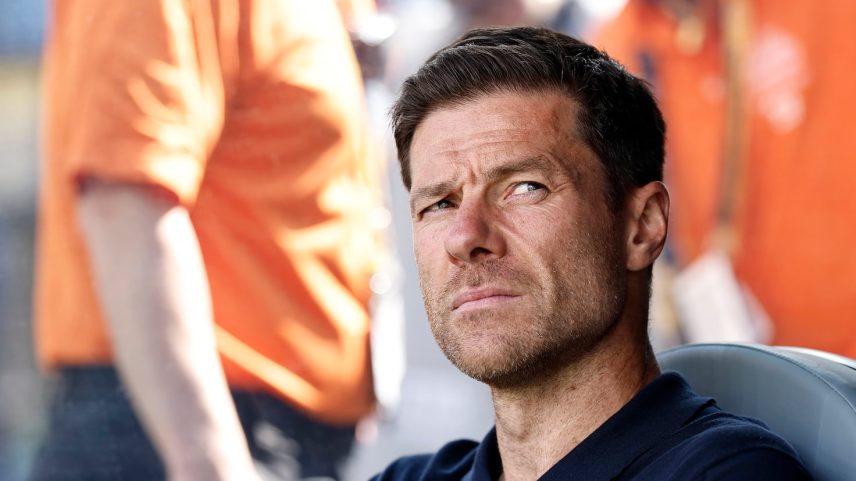 Atacante francês do Real Madrid, #09 Kylian Mbappé (E) e atacante brasileiro do Real Madrid, #07 Vinícius Júnior, aquecem antes da semifinal do Mundial de Clubes da FIFA 2025 entre o Paris Saint-Germain da França e o Real Madrid da Espanha no MetLife Stadium em East Rutherford, Nova Jersey, em 9 de julho de 2025. (Foto: CHARLY TRIBALLEAU / AFP)