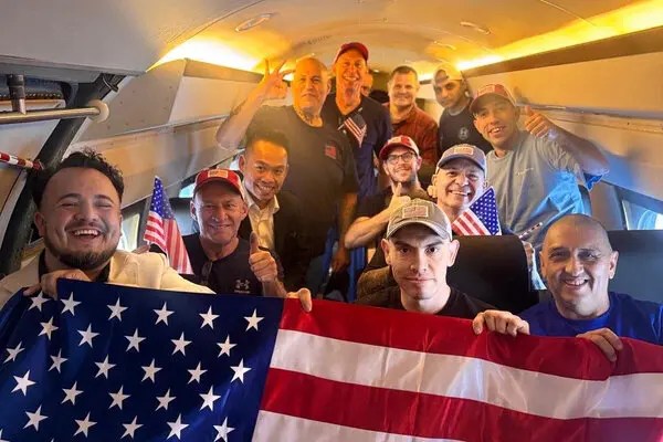 Dahud Hamid Ortiz em foto divulgada pelo Departamento de Estado. Ele está atrás da primeira fileira, com um boné cinza e próximo a uma bandeira americana pequena. (Foto: Reprodução/Twitter)