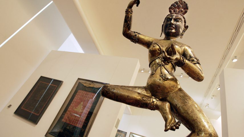 Estátua tibetana de uma Dakini dançante no Musée Guimet em Paris. (Foto: Olivier Laban-Mattei/AFP via Getty Images)
