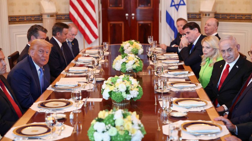 O presidente dos Estados Unidos, Donald Trump, realiza um jantar bilateral com o primeiro-ministro israelense, Benjamin Netanyahu, em Washington (Foto: Kevin Lamarque - 7.jul.2025/Reuters)