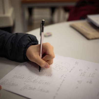 Planejamento financeiro é essencial para evitar problemas com financiamento estudantil