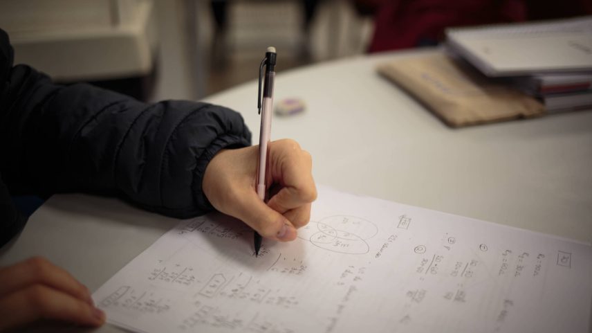 Aluno de cursinho em São Paulo resolve exercícios de matemática (Foto: Jardiel Carvalho - 16.abr.25/Folhapress)