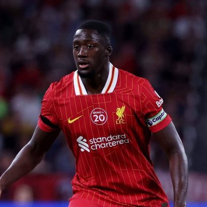 Liverpool investe quase £300 milhões, mas precisa reforçar a zaga