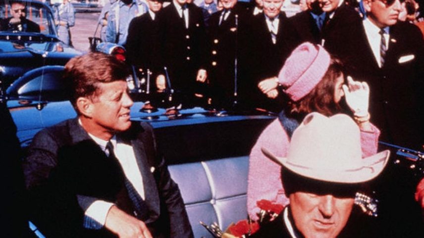 John Kennedy foi assassinado enquanto desfilava em carro aberto em Dallas (Foto: Reprodução/Coleção Bettmann)