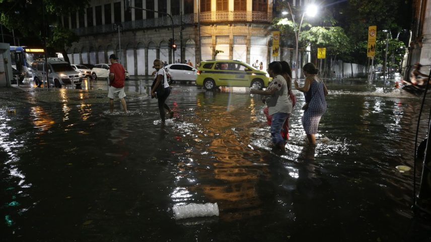 Alagamento no Estácio em março: consequências de temporais varia de região para região (Foto: Domingos Peixoto)