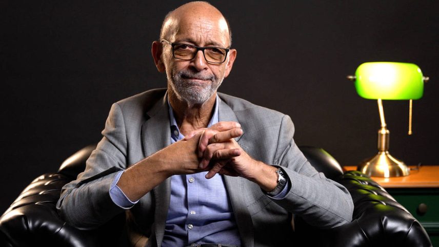 Médico Alexandre Kalache participa de gravação de curso para a CasaFolha, no estúdio da TV Folha, em São Paulo (Foto: Dirceu Neto/Folhapress)