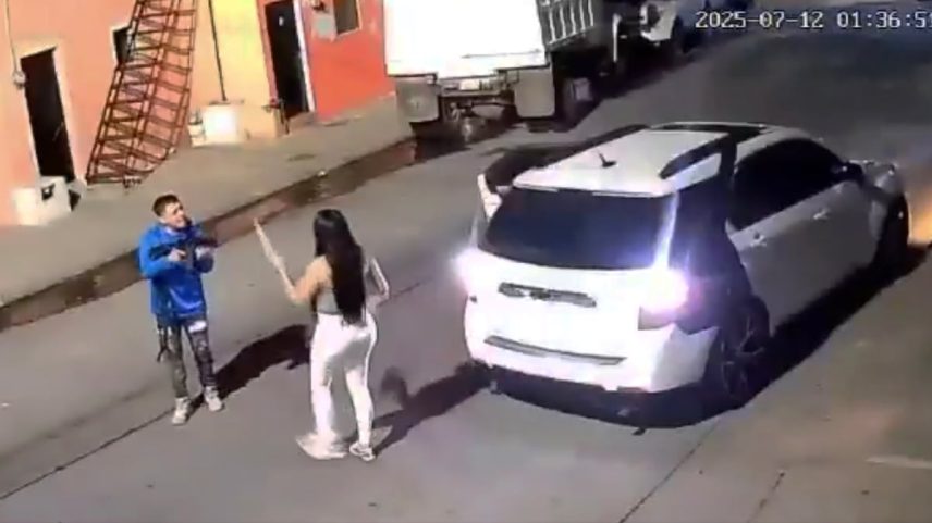 Captura de um vídeo divulgado nas redes sociais onde uma mulher é assassinada por arma de fogo, em Guadalajara, Jalisco. (Foto: RR SS)