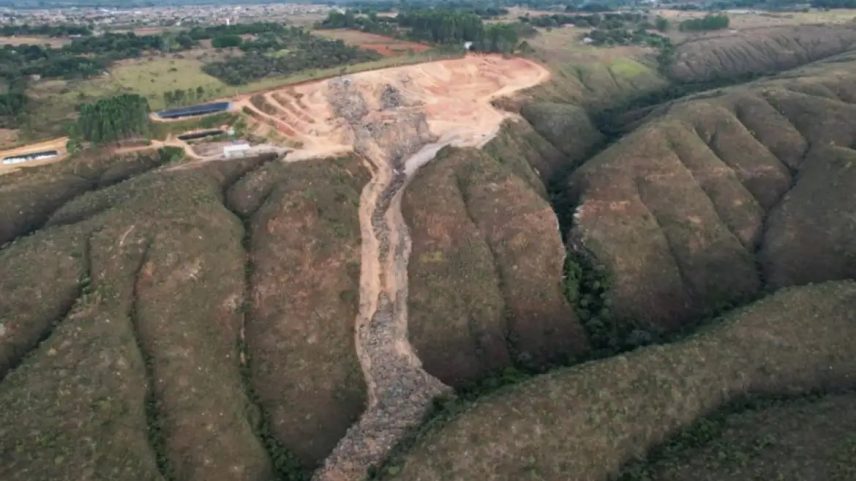 Visão aérea da área onde está a Ouro Verde e o caminho que o lixão percorreu morro abaixo (Foto: Semad/Divulgação)