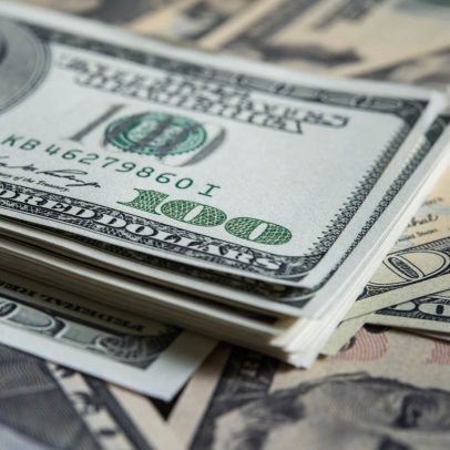 Dólar recua em 24 das 27 principais economias e real se destaca na valorização