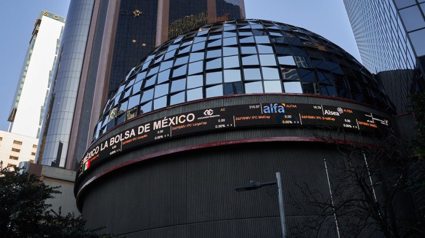 Bolsa do México: O S&P BMV/IPC teve alta de mais de 30% em dólares no primeiro semestre de 2025, impulsionado pelo setor exportador e consumo básico. (Foto: Mauricio Palos/Bloomberg)