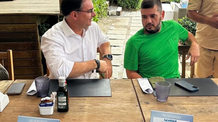Senador Flávio Bolsonaro (PL-RJ), de branco, em almoço com o presidente da Alerj, Rodrigo Bacellar (União), em Búzios, na Região dos Lagos. (Foto: Agência O Globo/04-07-2025)