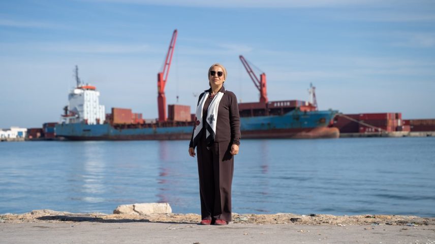 Retrato de Semia Gharbi no porto de Susa, Tunísia. Prêmio Goldman de Meio Ambiente (Foto: Reprodução)