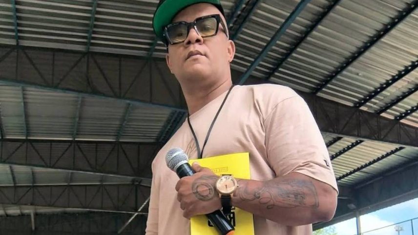 Cantor Cocão Avoz durante visita a uma escola na zona leste da cidade de São Paulo (Foto: Reprodução)