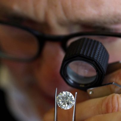 Diamantes laboratoriais ganham mercado com preços acessíveis e dominam na China