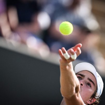 Chileno avança em Wimbledon após vencer João Fonseca com saque poderoso
