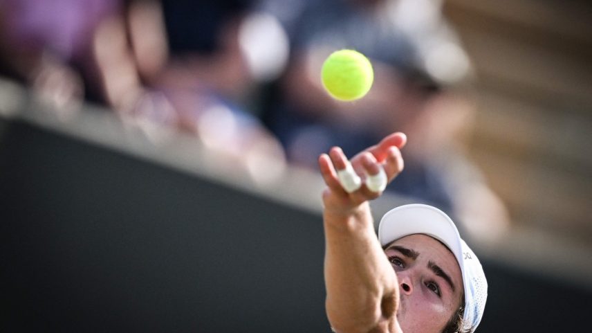 João Fonseca saca em Wimbledon (Foto: Kirill KUDRYAVTSEV / AFP)