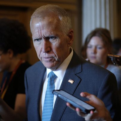 Senador do GOP alerta Trump sobre riscos antes de votar contra sua agenda