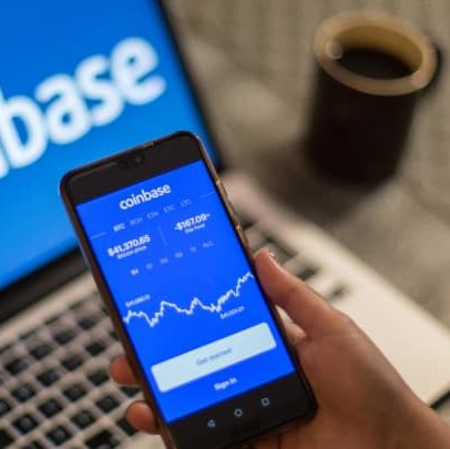 Coinbase anuncia lançamento de ações tokenizadas e mercados de previsões nos EUA