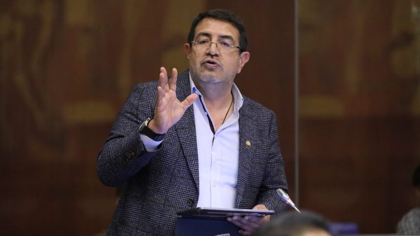 Santiago Díaz, no plenário da Assembleia Nacional, Equador, em 21 de maio de 2025. (Foto: IVAN MATUTE)