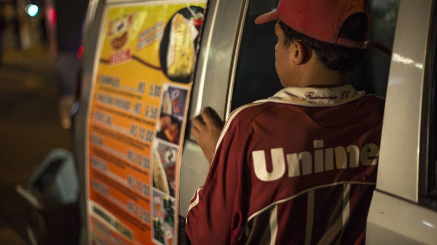 Adolescente trabalho em carrinho de lance na zona sul da capital paulista; INSS facilita reconhecimento de trabalho na infância (Foto: Jardiel Carvalho - 12.jul.19/Folhapress)