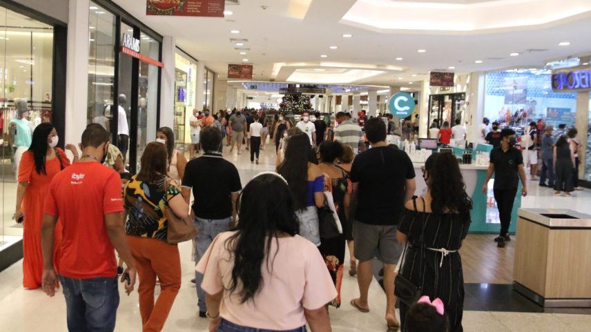 Movimentação no Shopping Recife, na Zona Sul da capital pernambucana (Foto: Marlon Costa/Futura Press)